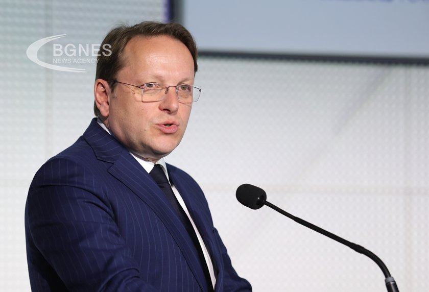 Вархеи пред БГНЕС: Преговорната рамка за Северна Македония няма да се промени