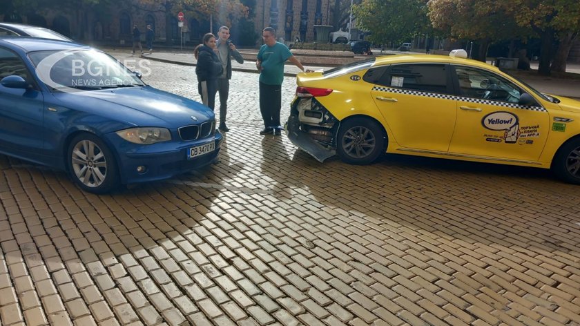 БМВ свали калник на таксиметрова кола на жълтите павета