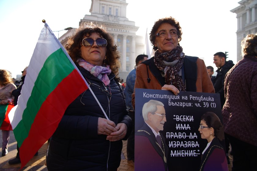 Протест пред Конституционния съд: "Истинската демокрация е референдум" 