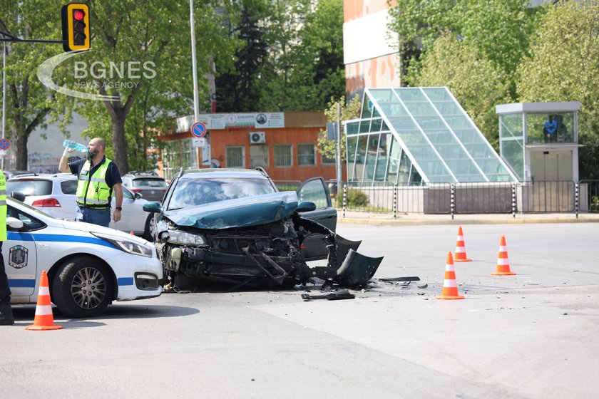 Джип се удари във входа на метростанция в "Младост" след катастрофа