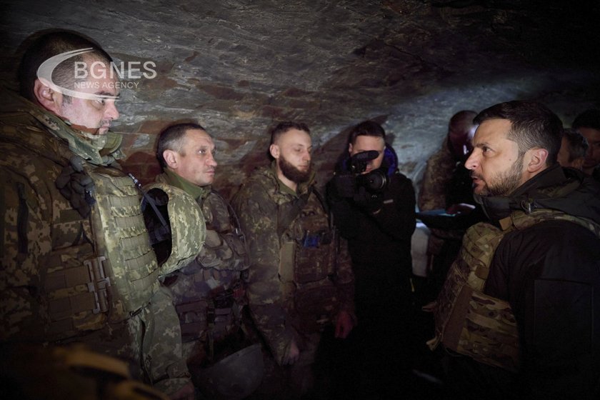 Зеленски се готви да сменя висши служители и беше опасно близо до сраженията