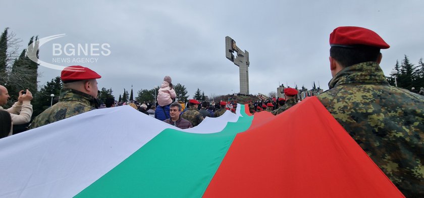 Хиляди старозагорци и гости на града се включиха в паметното шествие с 300-метровия трикольор