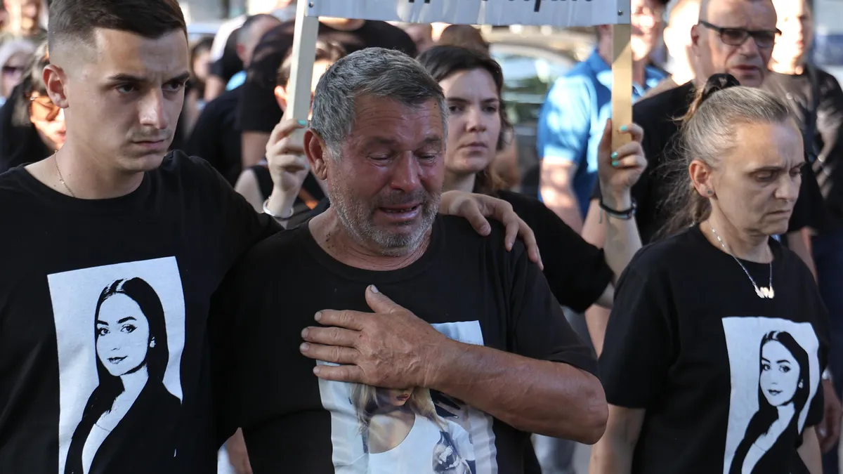 5 месеца след трагедията, Мицкоски най-после посети гробовете на жертвите от пожара в Кочани