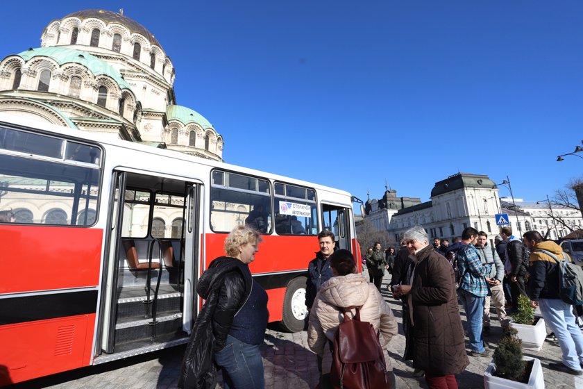 Пътуване с Мерцедес 305 в столицата предизвика огромен интерес