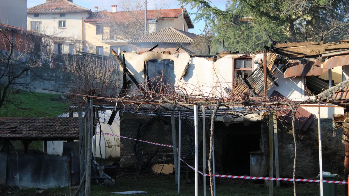 51-годишен изгоря при пожар в дома си в село край Благоевград