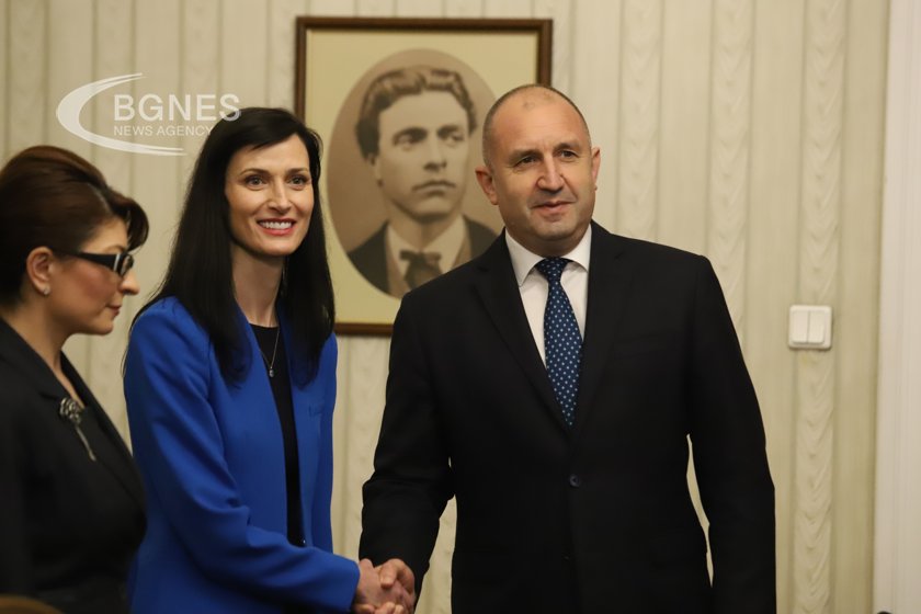 Мария Габриел върна празна папка с първия мандат на Румен Радев 
