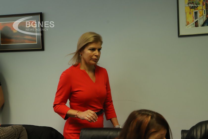 Комисия изслушва Цариградска и Зартова по казуса с Нотариуса