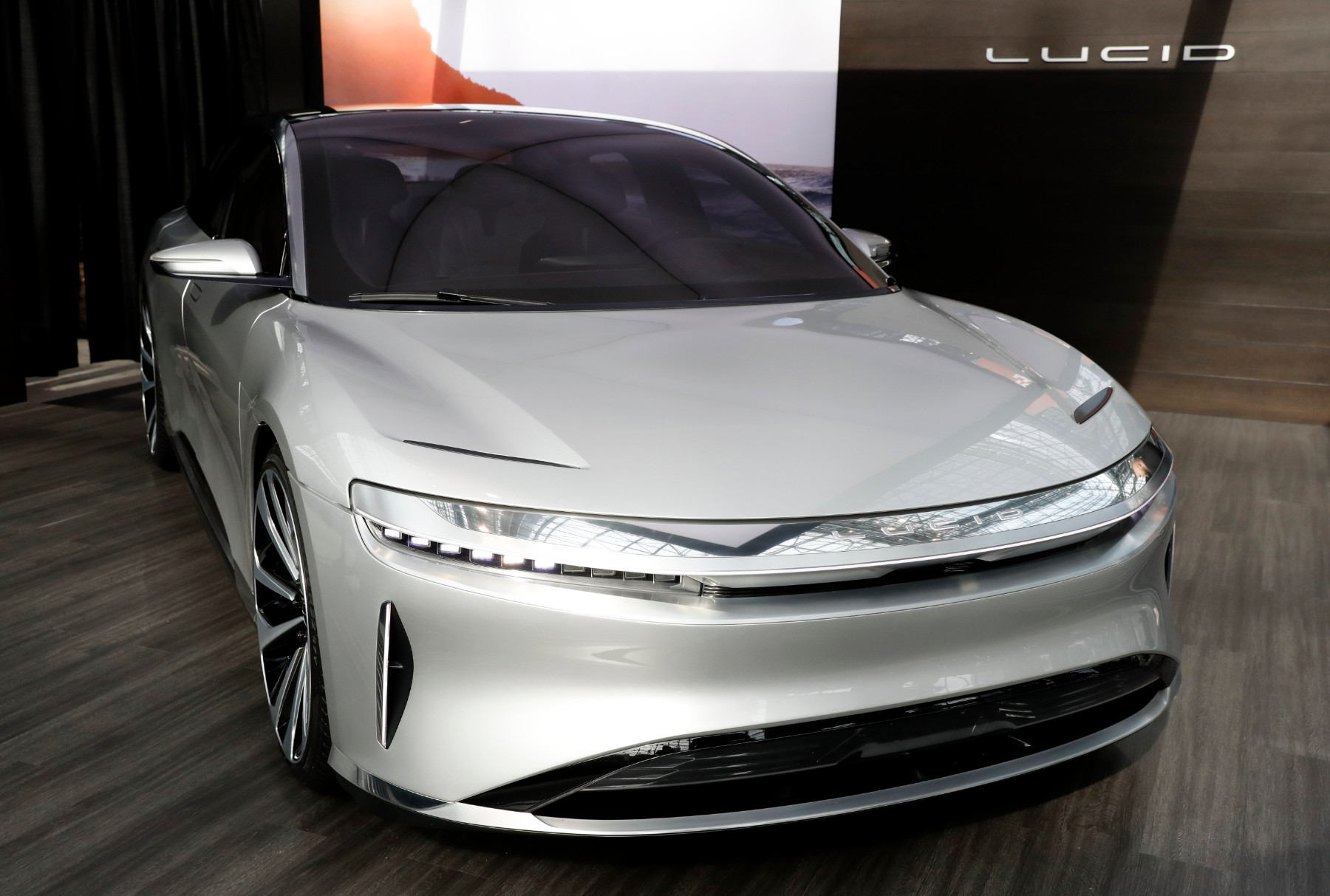 Електромобил на Lucid минава с едно залеждане 100 мили повече от кола на Tesla
