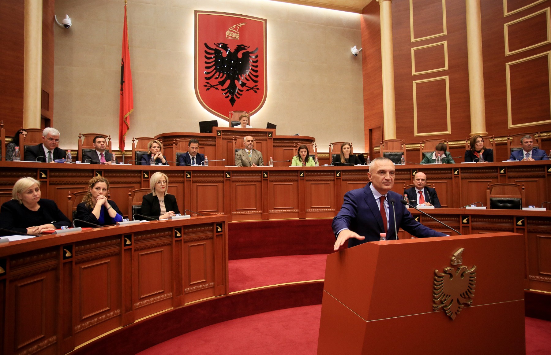 Албанският парламент гласува за освобождаване на президента Илир Мета