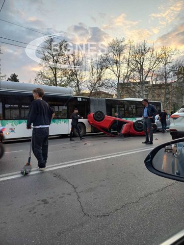 Автомобил се обърна по таван на бул. “Цар Освободител“ в София