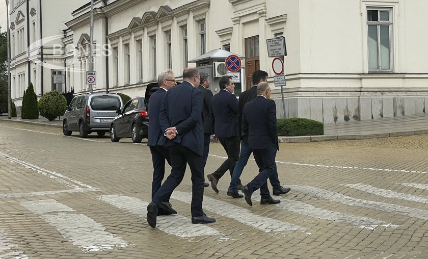 Преговорите за кабинет между ГЕРБ-СДС и ПП-ДБ продължават вече трети час