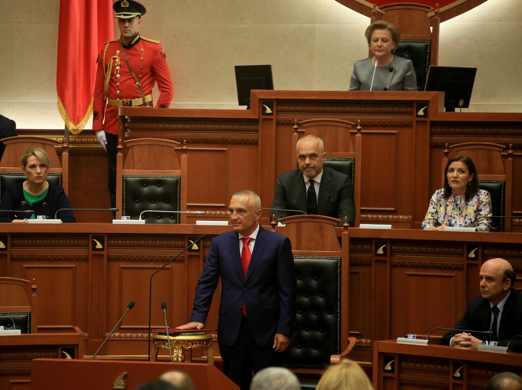 Албанският парламент гласува "за" създаване на комисия за сваляне на президента