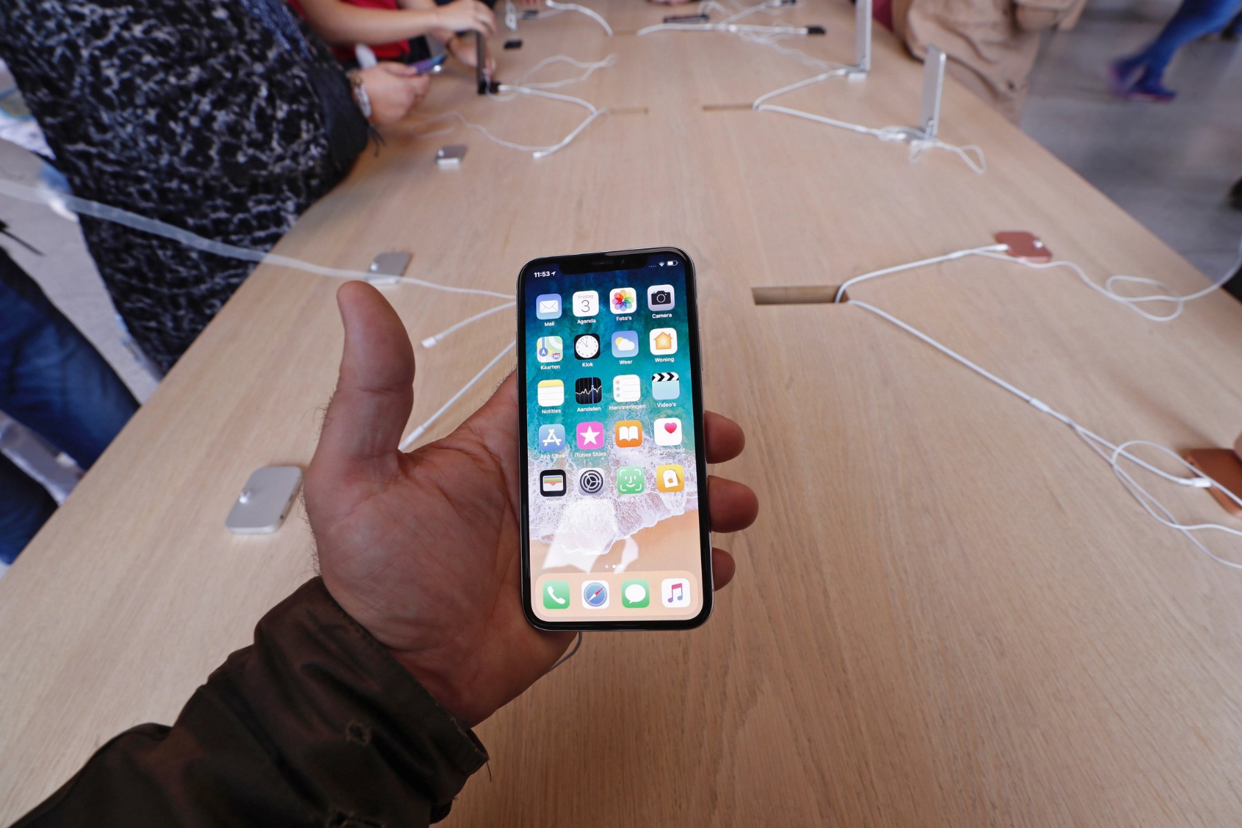 Продадоха iPhone първо поколение за почти 40 000 долара