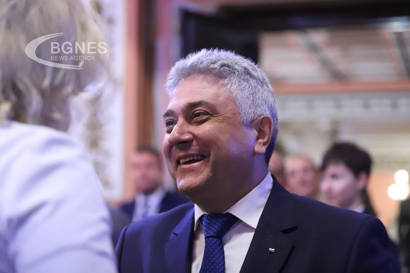 Стефан Димитров: Оставам министър до указ на президента