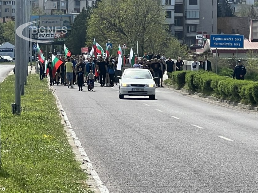 Жители на Харманли на пореден протест срещу бежанския център в града
