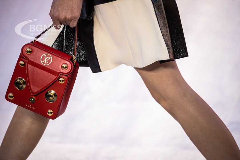 Продадоха на търг дамска чанта Louis Vuitton с размерите на зърно сол