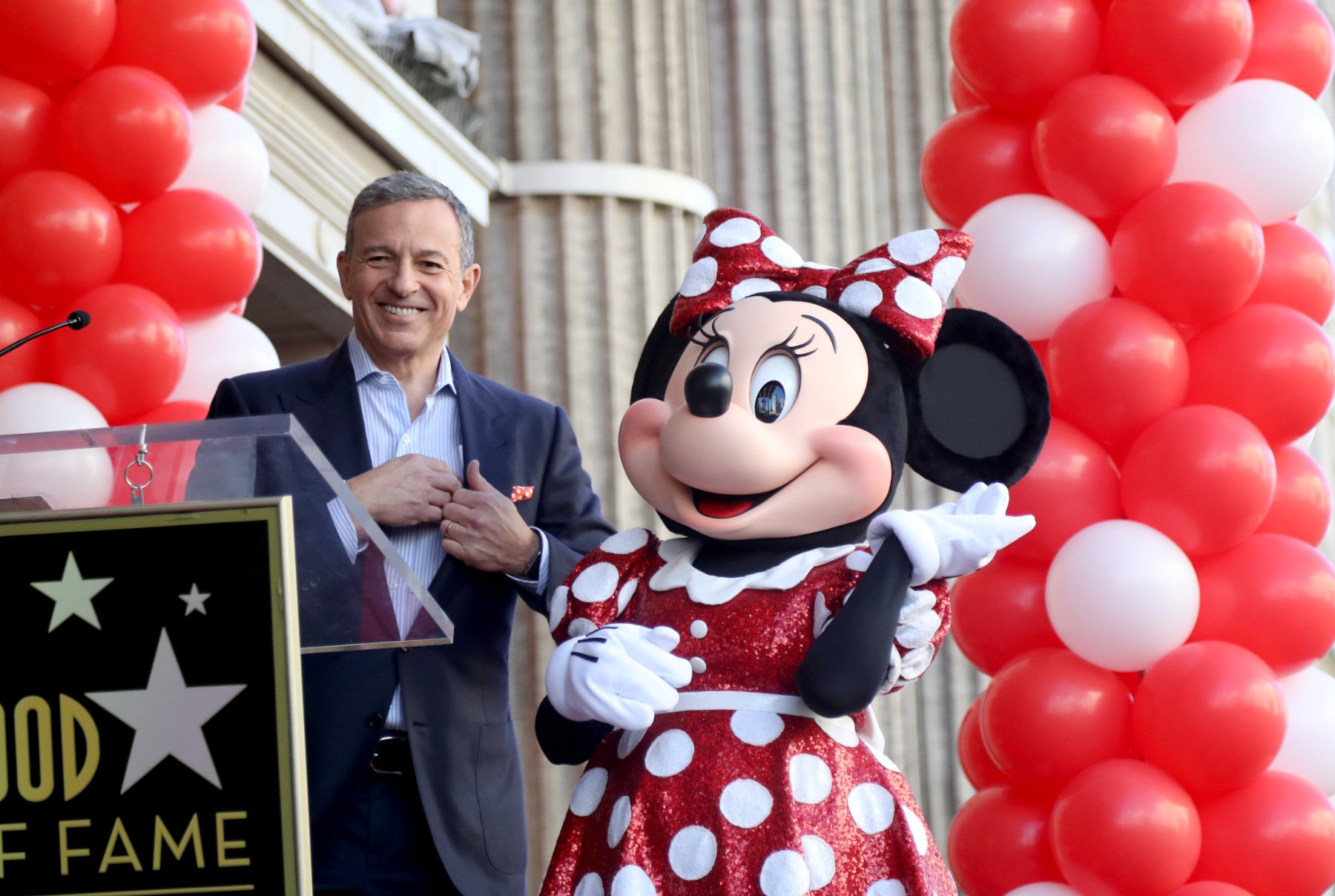 Боб Айгър планира да продаде Disney
