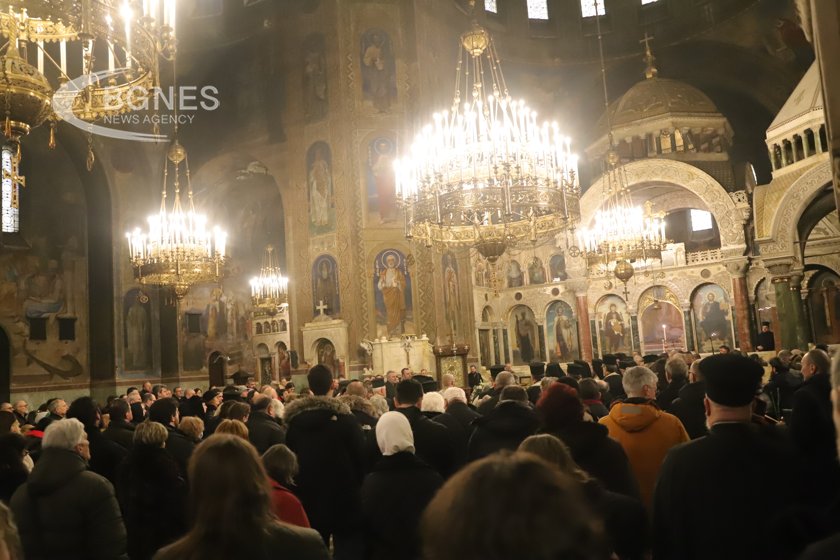 Стотици миряни си взеха последно сбогом с брата на Патриарх Неофит - доц. Димитър Димитров