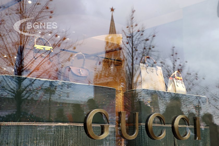 Акциите на собственика на Gucci Kering падат