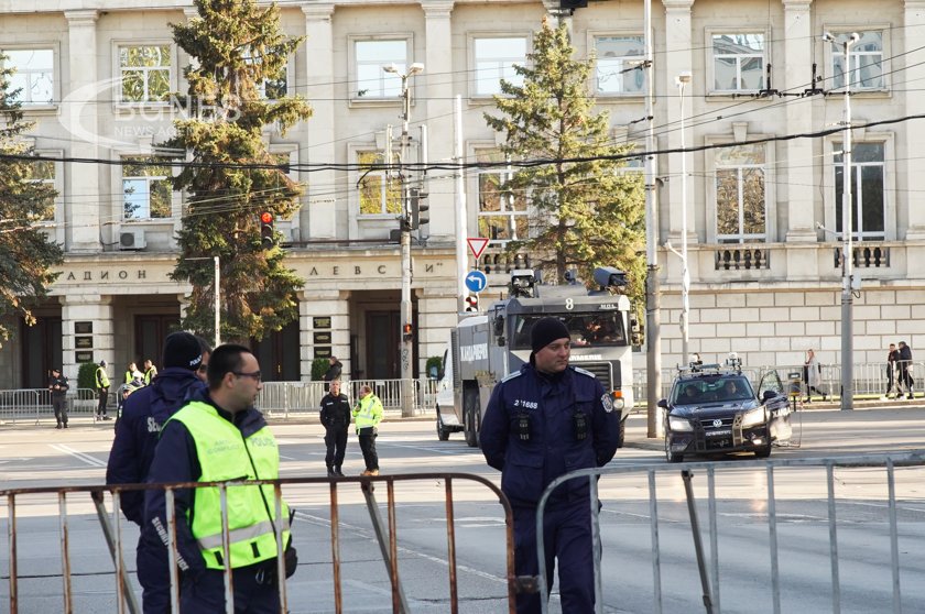Засилено полицейско присъствие пред Националния стадион