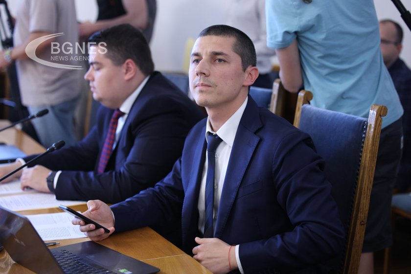 Спор в правна комисия заради дневния ред 