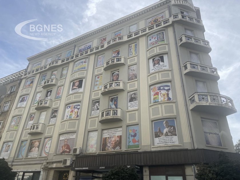 Детски рисунки и пана с цитати на знаменитости красят култова сграда в центъра на София