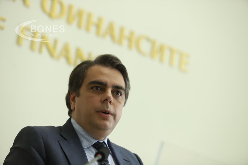 Василев: Няма да има орязване на заплатите и социалните разходи 