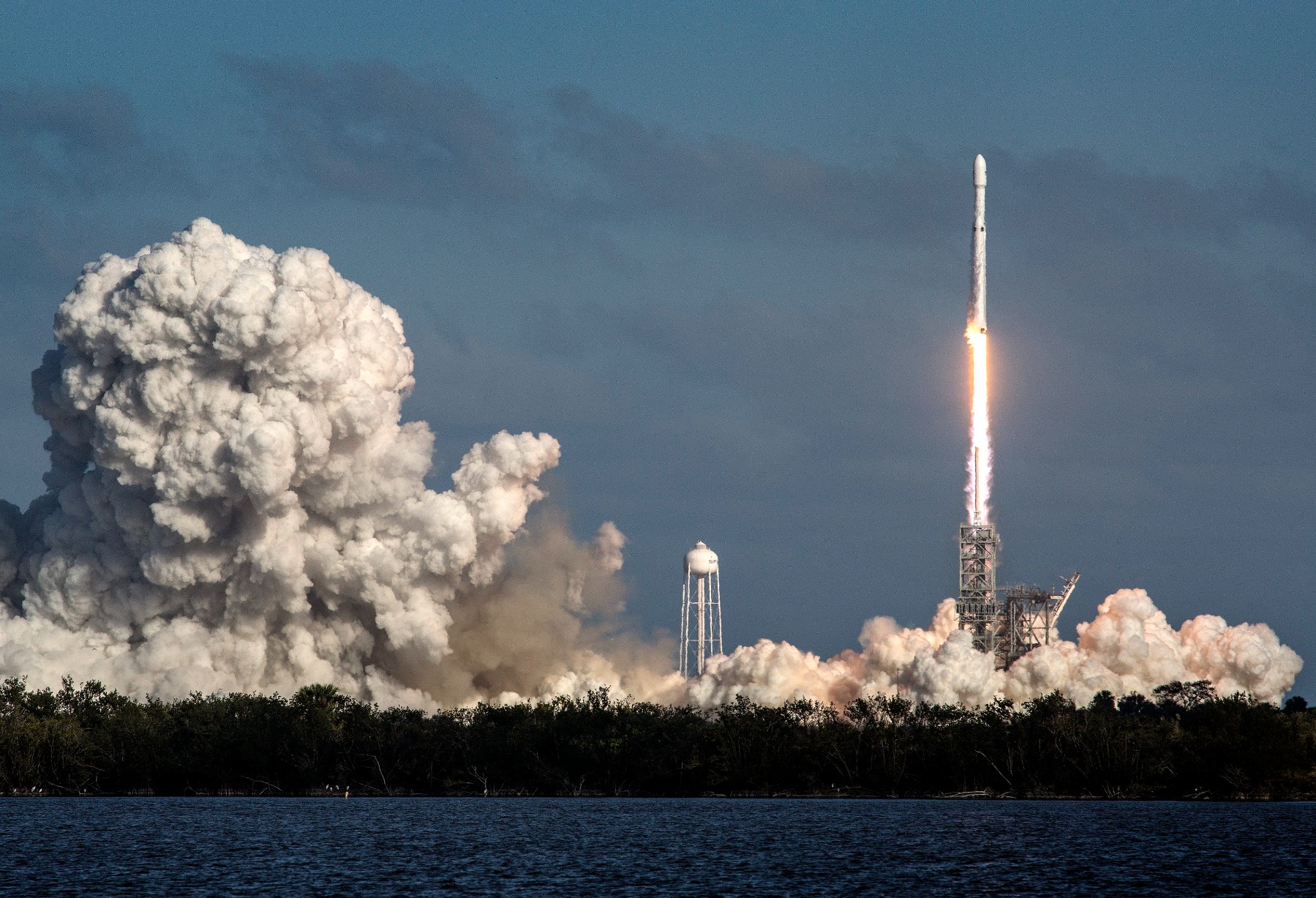 SpaceX изстреля в орбита ракета Falcon Heavy със спътник с тегло над 6 тона