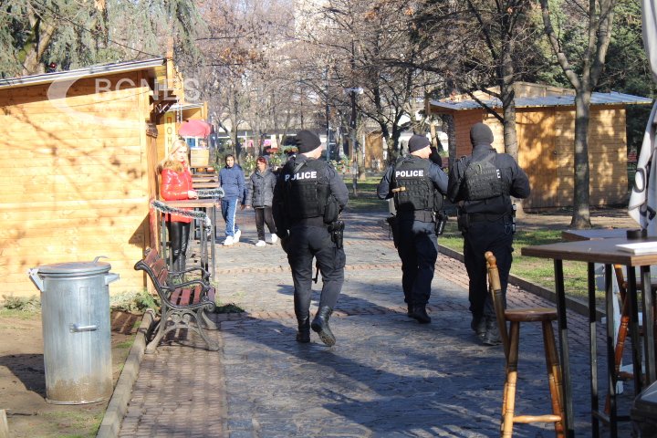Полицаи с автомати и кучета патрулират за празниците и в Благоевград
