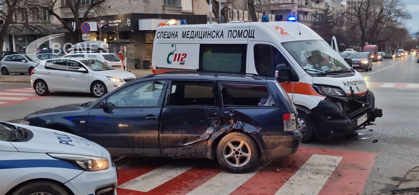 Линейка и два автомобила се удариха в центъра на Стара Загора