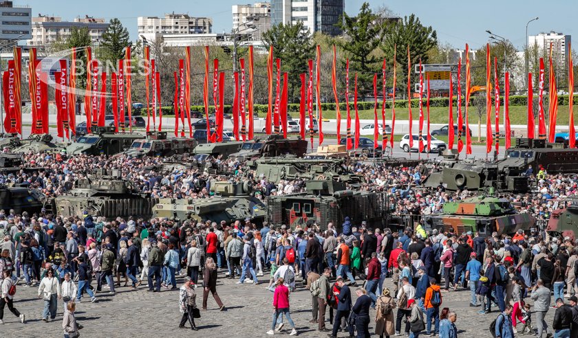 Русия показа унищожен украински танк "Ейбръмс" в московския Парк на победата