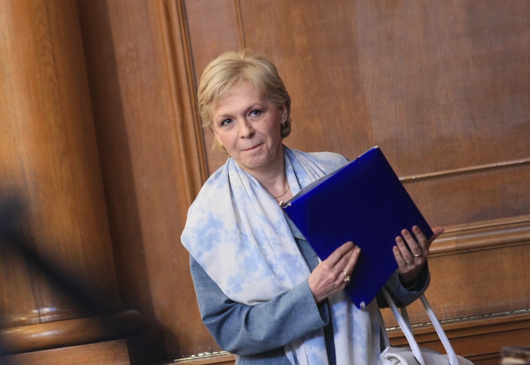 Петя Първанова: Ще сключим по спешност договор за превод на украински език