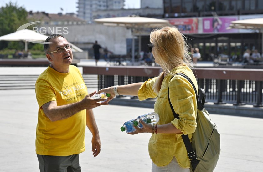 В горещия петъчен ден Столична община раздава минерална вода на гражданите 