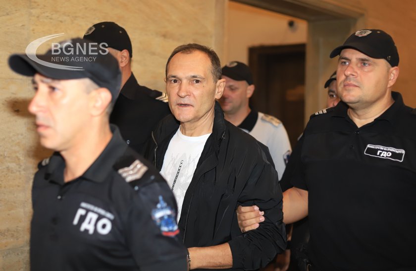 НАП вдигна запори за милиони от фирми на Божков