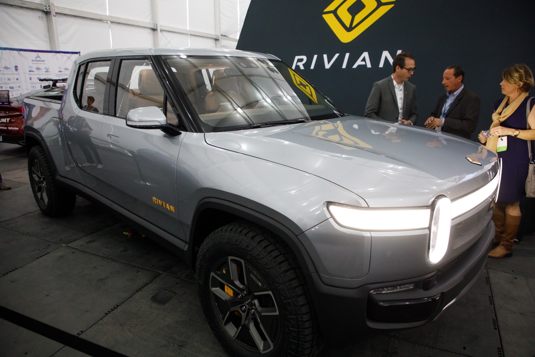 Rivian изтегля електромобили заради проблем с управлението