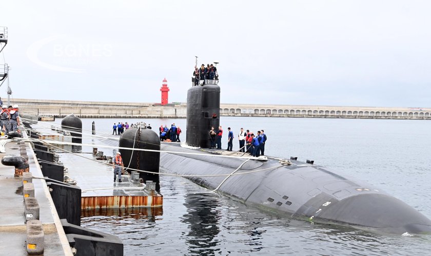 Американска ядрена подводница акостира в Южна Корея