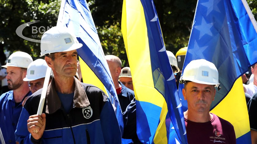 Стотици миньори протестираха в Сараево след месеци неплатен труд