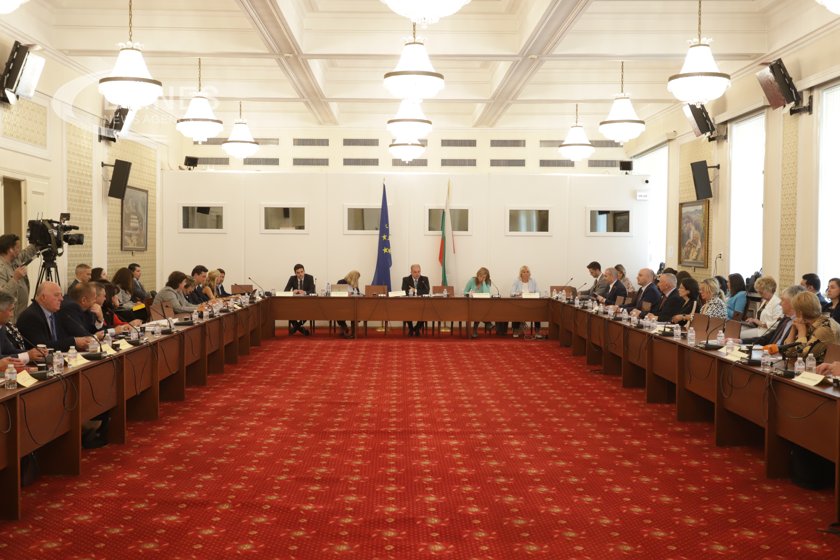 Конституционната комисия гледа промените в основния закон