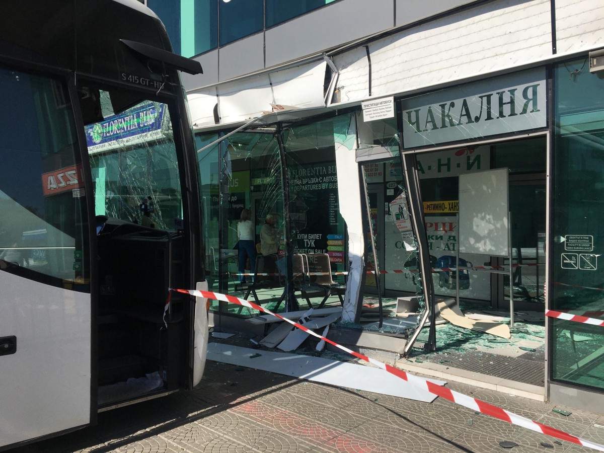 Автобус се блъсна в чакалнята на автогара „Сердика”