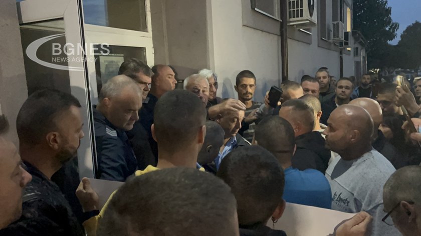 Протестиращи оградиха полицейското управление в Нова Загора, искат справедливост