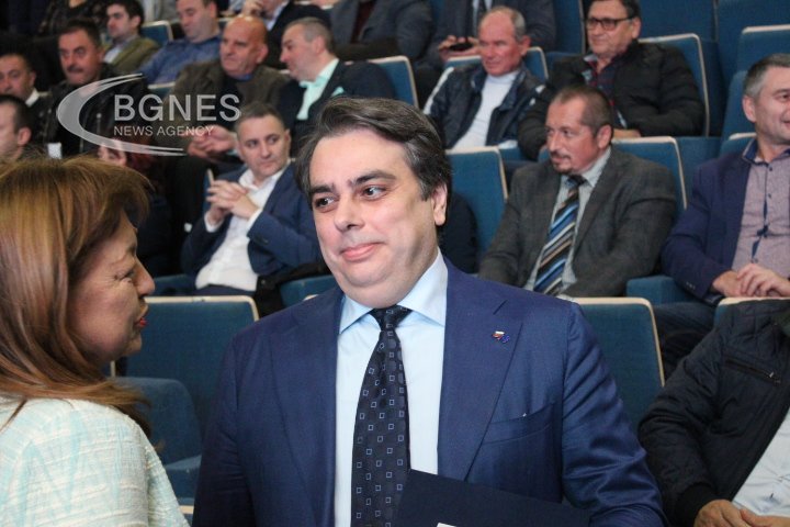Асен Василев: Не деля общините на наши и ваши