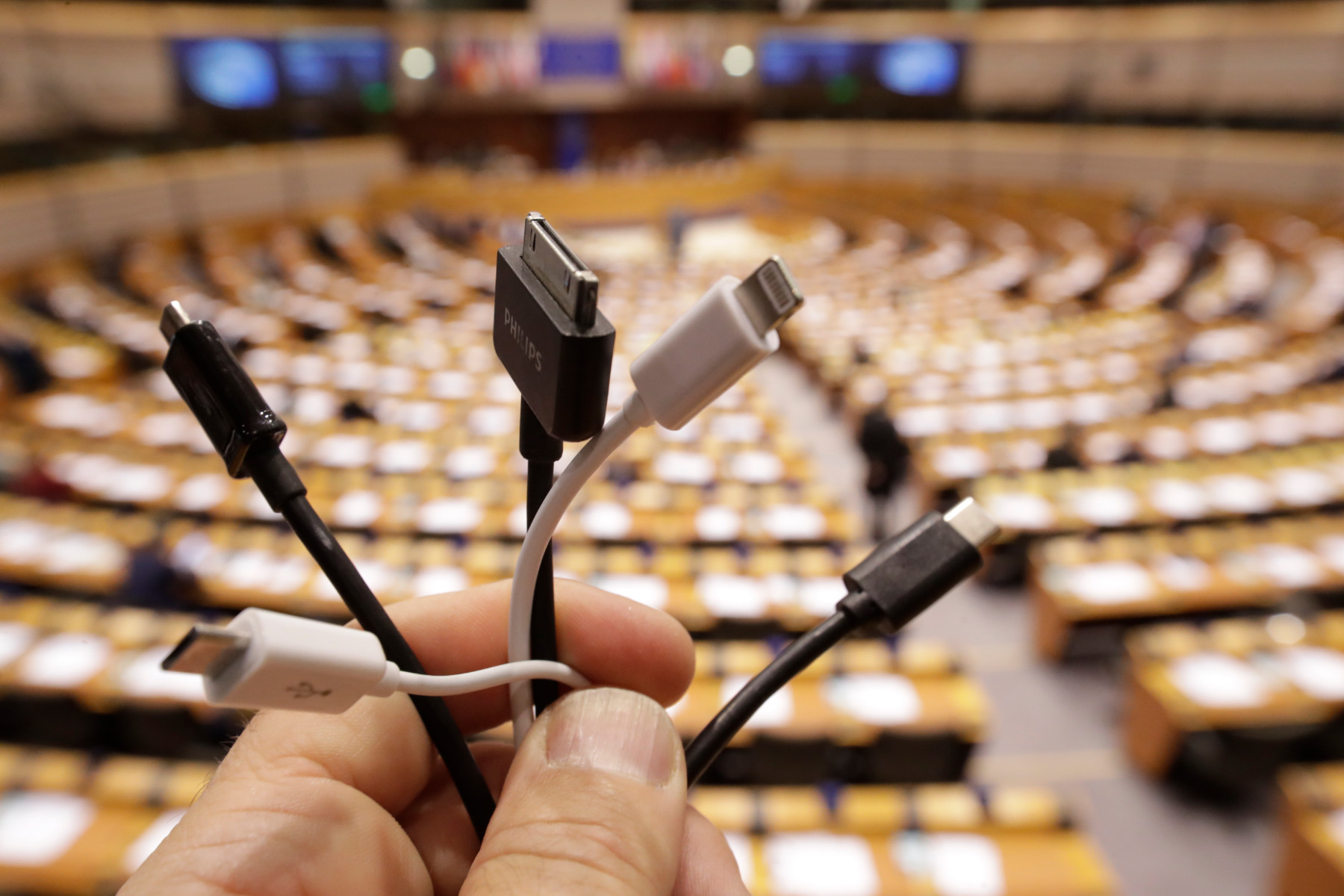 ЕС планира общо зарядно устройство за телефони