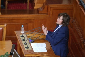 Нинова: Правителството харчи парите на данъкоплатците непрозрачно