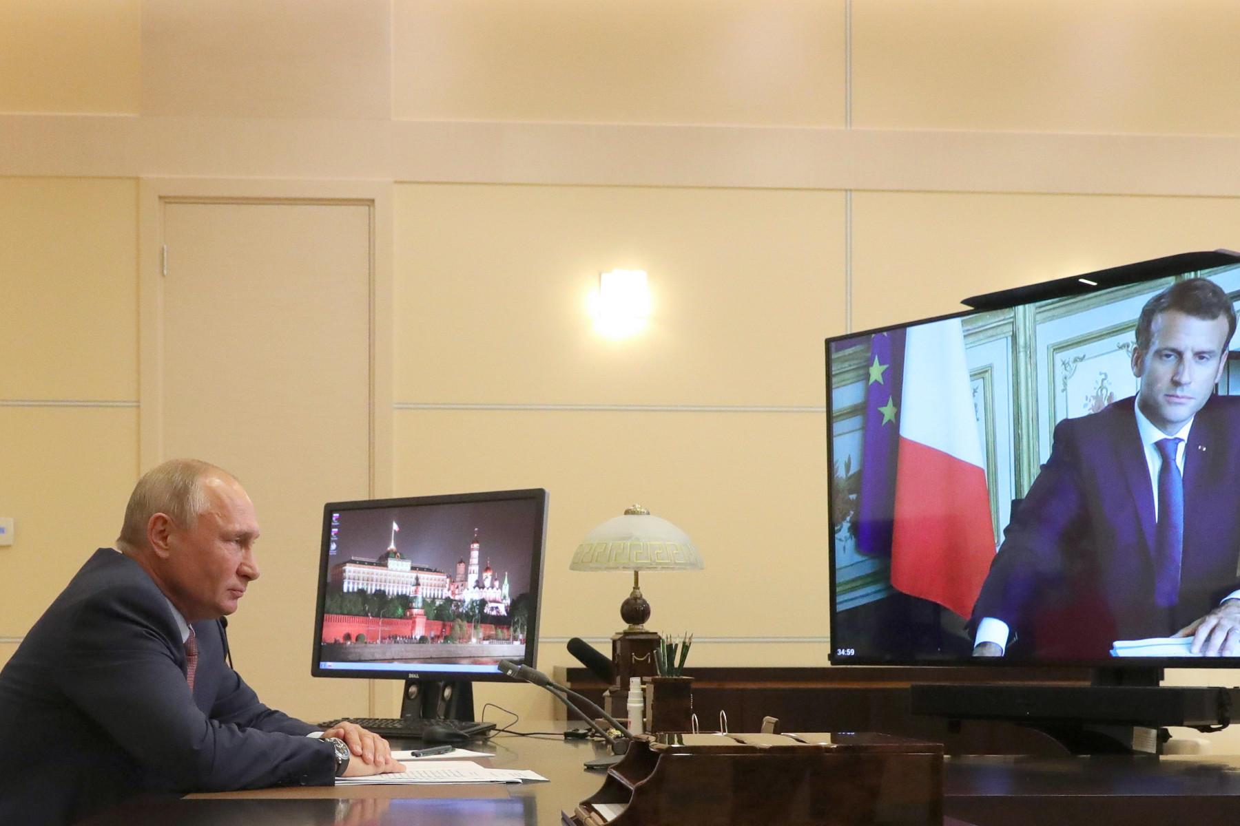 Путин и Макрон обсъдиха пак исканите от Русия гаранции за сигурност