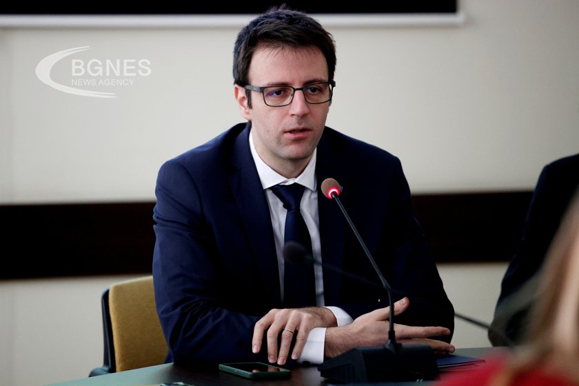 МФ: Изпълнили сме критерия за бюджетен дефицит, дълг и кредитен рейтинг, остава инфлацията