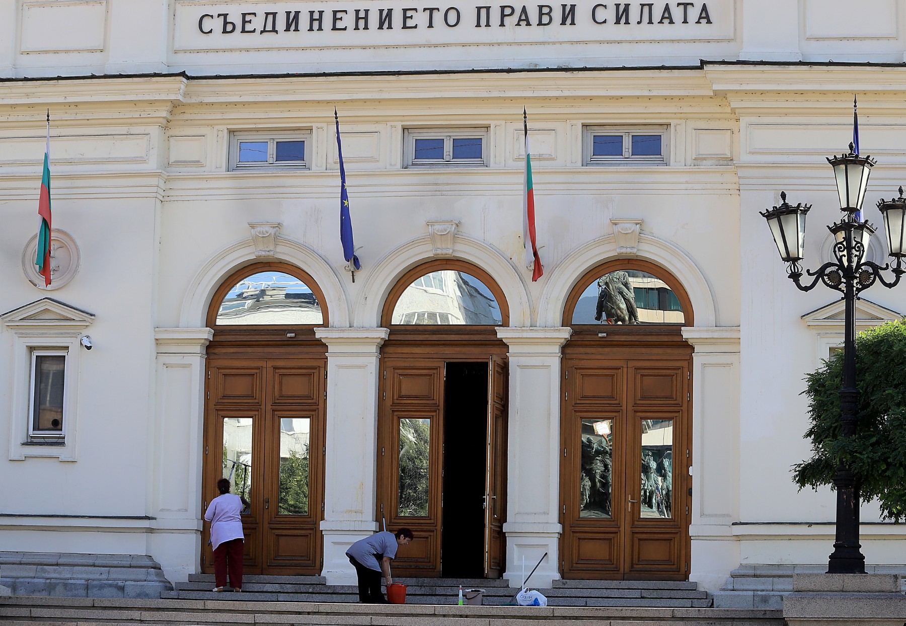 Партиите се събират да решават за онлайн включване на Зеленски