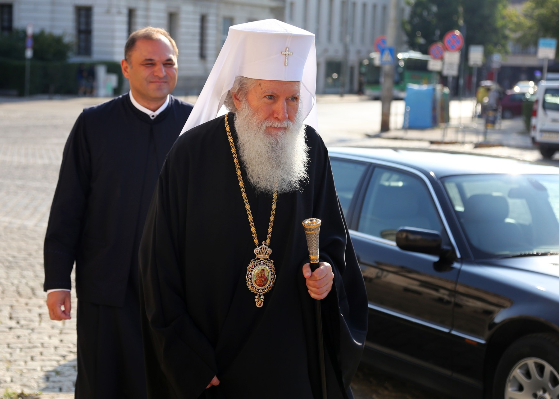 Патриарх Неофит е изписан от болницата и продължава с рехабилитацията