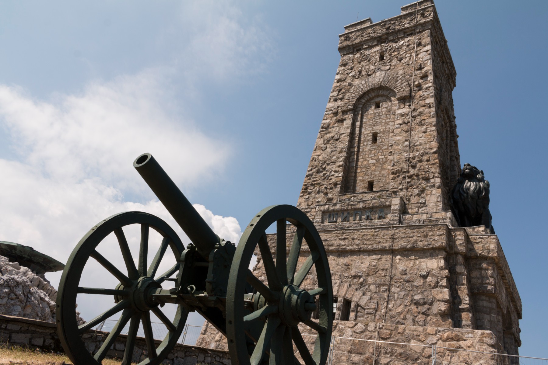 Thousands of Bulgarians honour the heroism of the freedom fighters in Shipka Peak battles