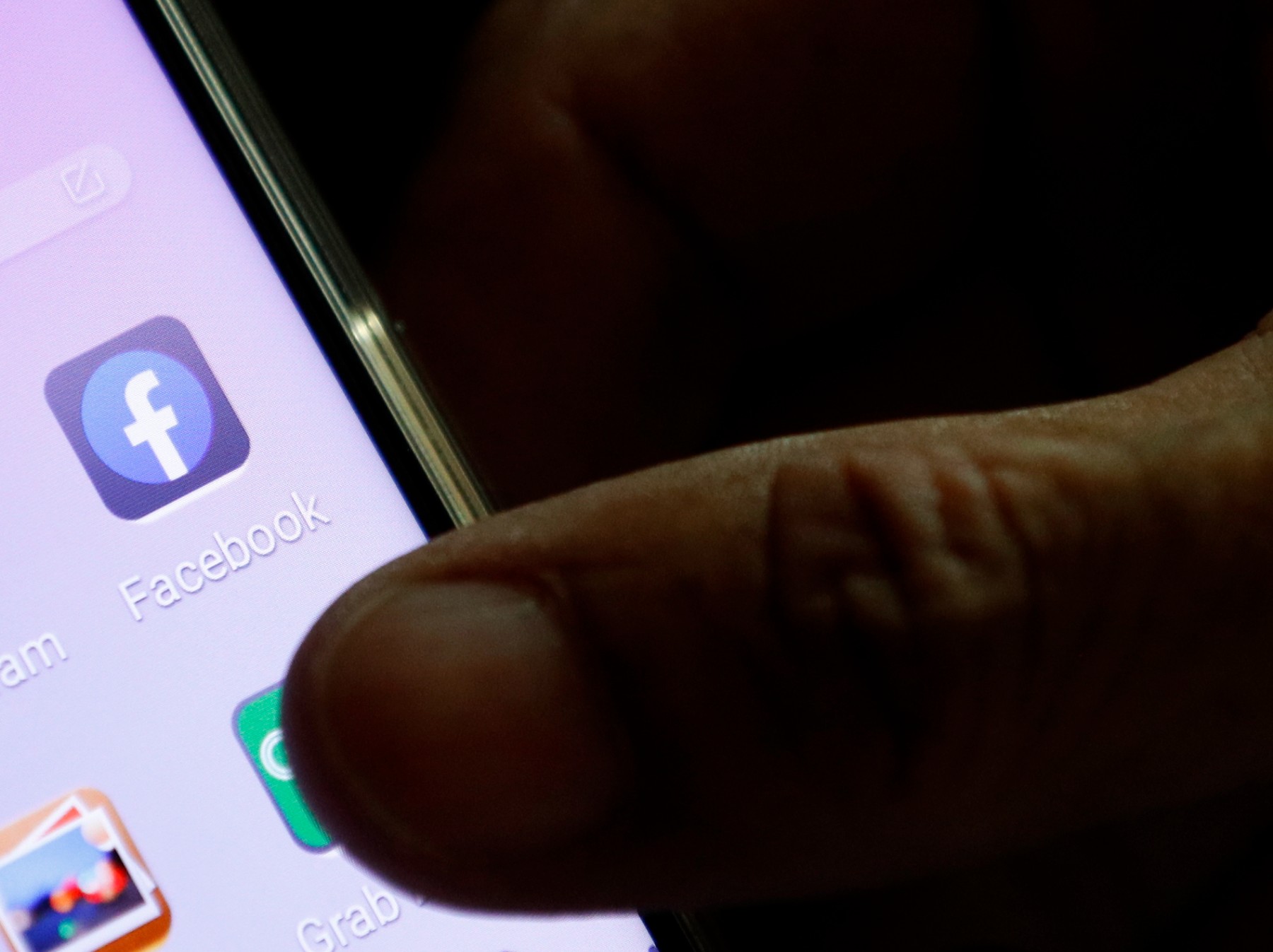 Един милион потребители на Facebook са застрашени от кражба на пароли чрез приложения за телефони