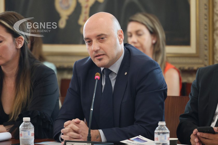 Славов изпрати на Венецианската комисия проекта за промени в конституцията